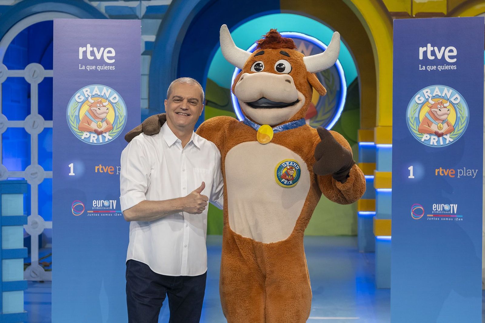 Ramón García con la Vaquilla del Grand Prix.