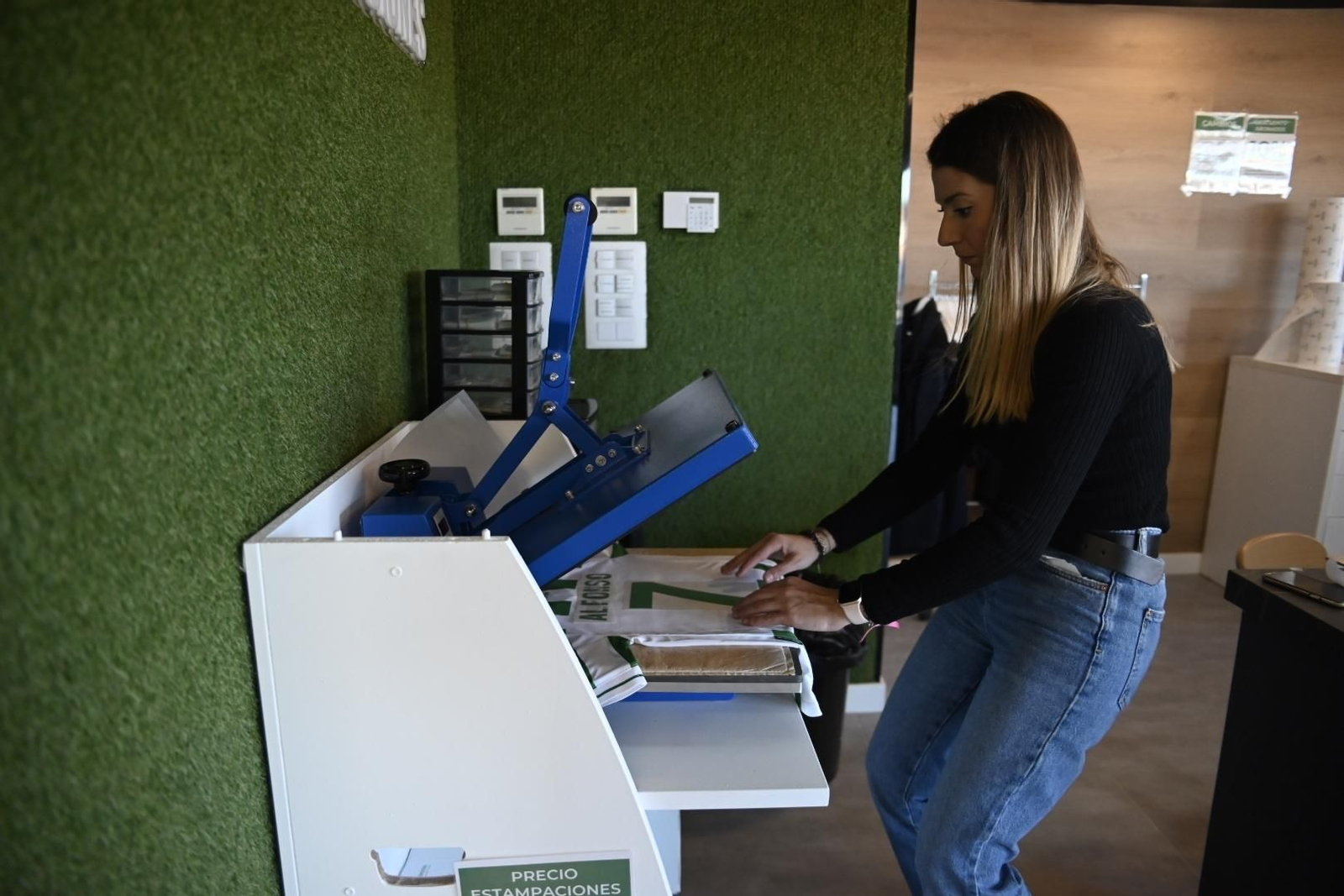 La reapertura de la tienda del Córdoba CF en El Arcángel, en imágenes