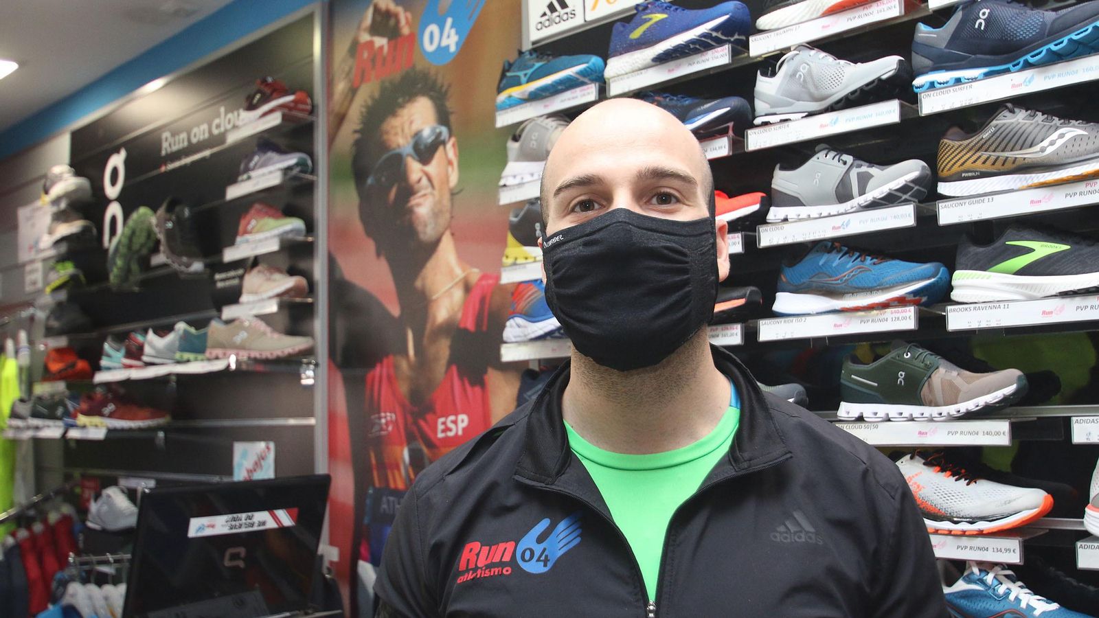 Eloy, en su tienda con la mascarilla.