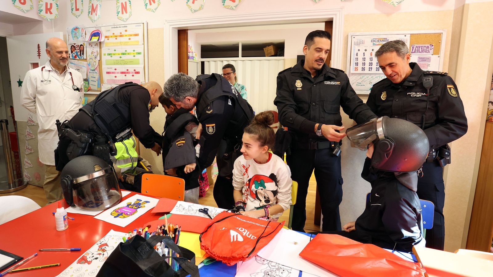 La Policía Nacional de Jerez con los niñ@s hospitalizados en el Hospital Universitario