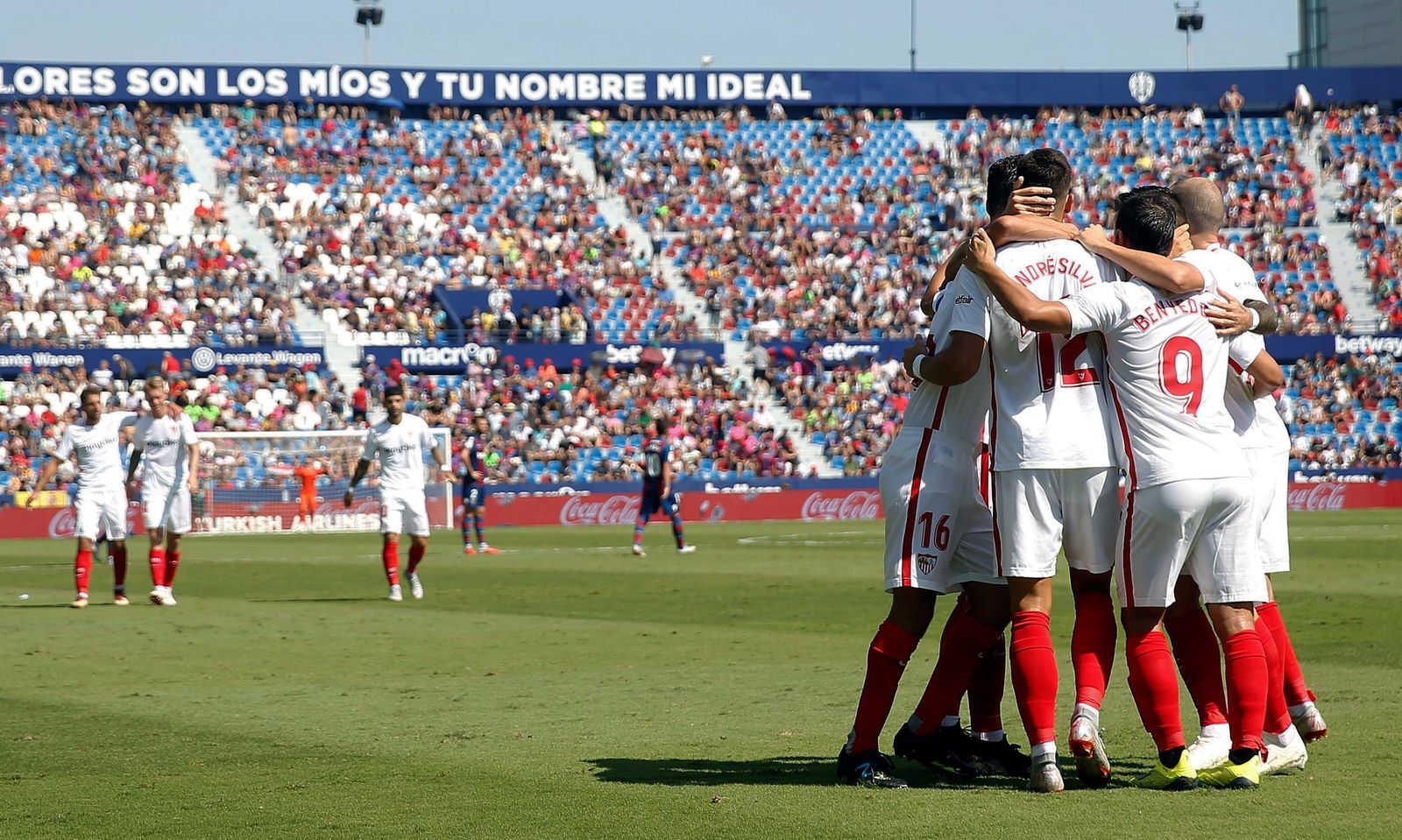 Los jugadores del sevilla celebrar su quinto tanto ante el Levante.
