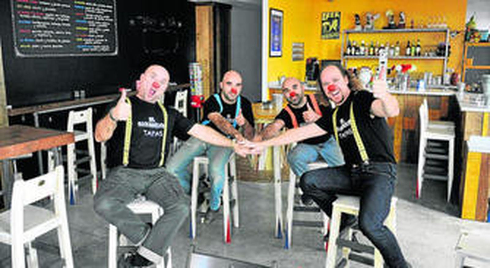 Víctor Carretero, Pascual y Pepe Orzáez y Práxedes Nieto han abierto en la calle Feria El Carromato Tapas.
