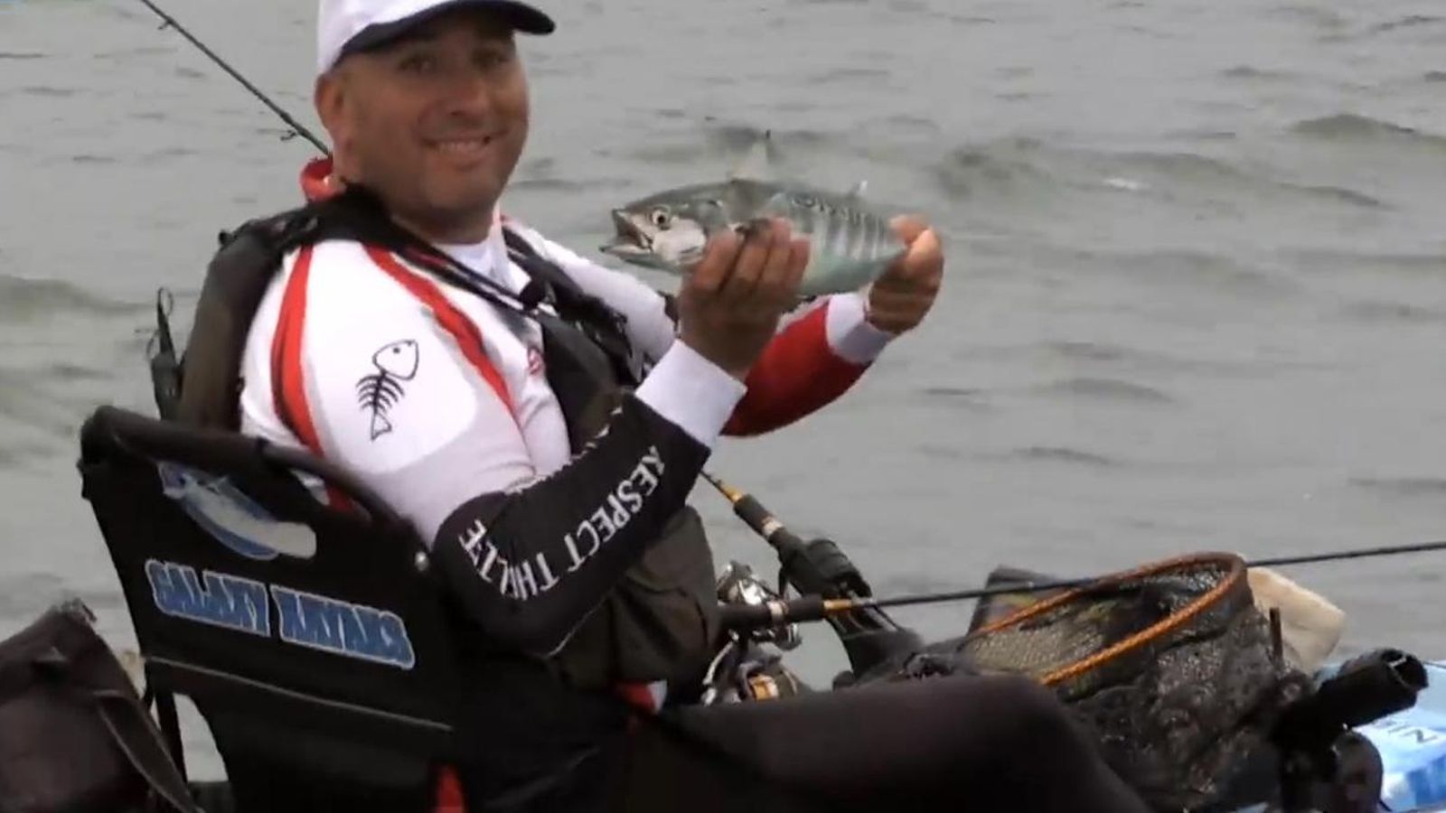Antonio Ceada muestra una de las capturas de la jornada