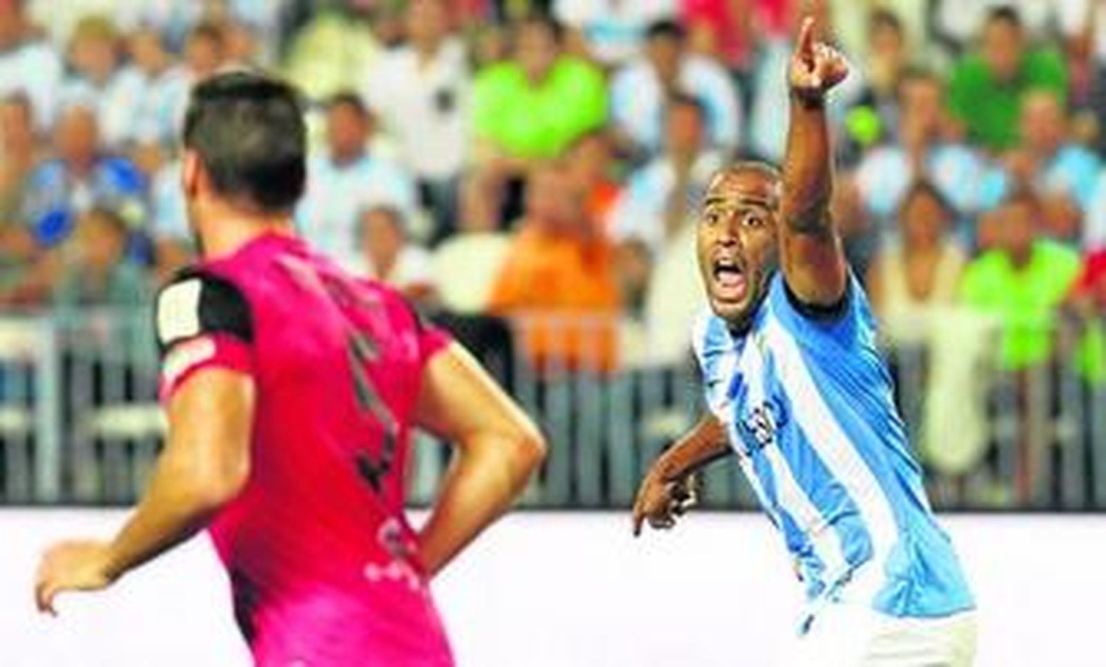 Fernando Tissone ejecuta, de manera muy vehemente, una instrucción a sus compañeros durante el Málaga-Almería.