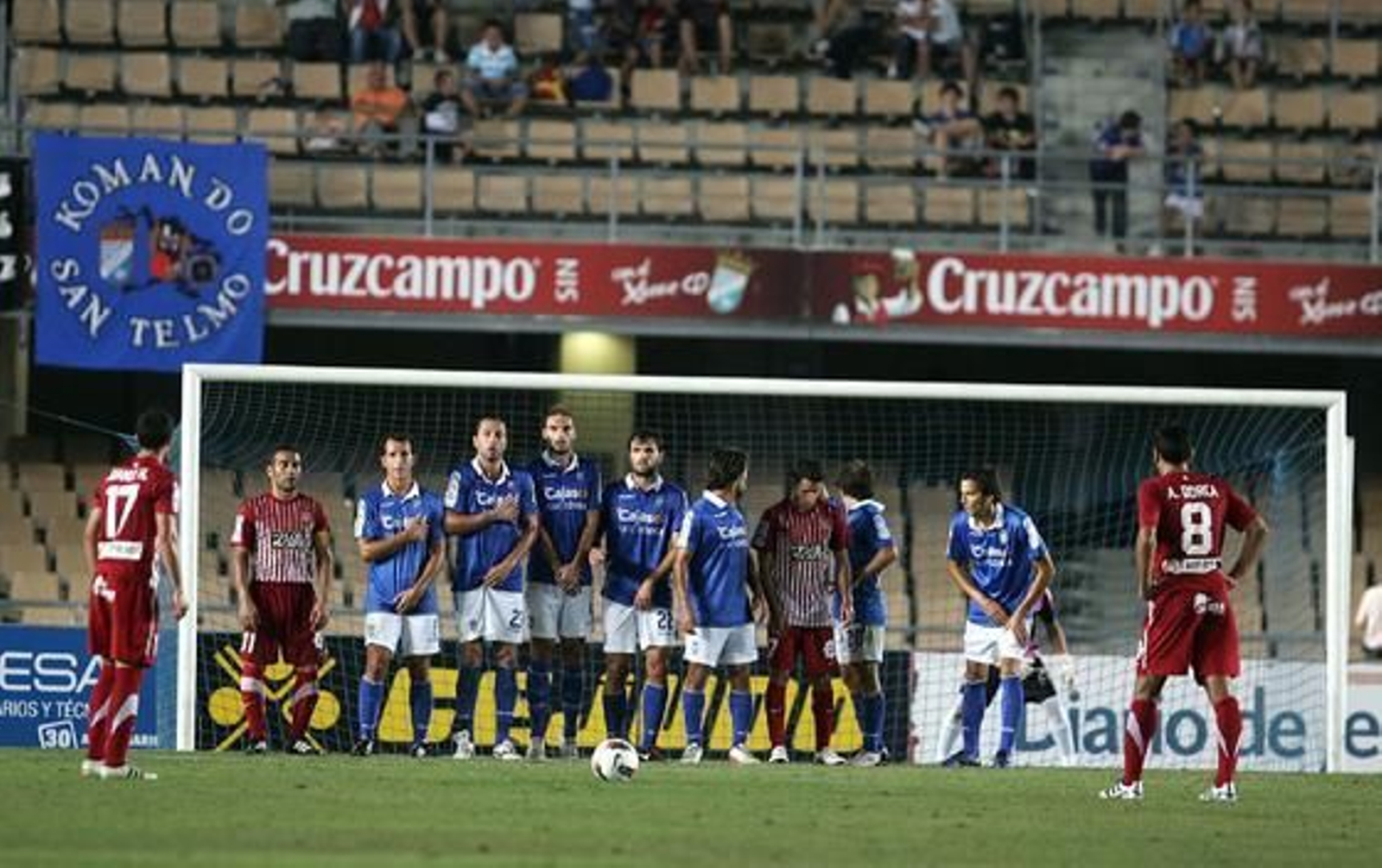 El xerecismo se frotaba las manos con el 2-0 al descanso, pero en partido nocturno y con superioridad numérica, el choque cambió como de la noche al día y el Girona, primero con diez y luego con nueve, hizo sufrir a la parroquia azulina, que despidió al equipo con pitos

Foto: Pascual
