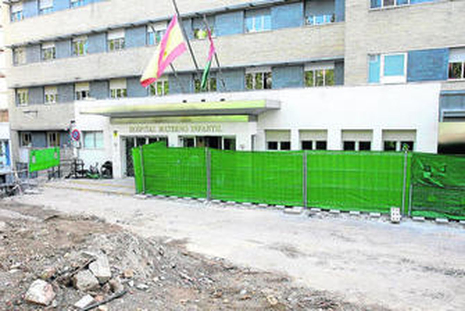 La niña fue atendida en las Urgencias del Materno Infantil y en una segunda visita pasó a la UCI.