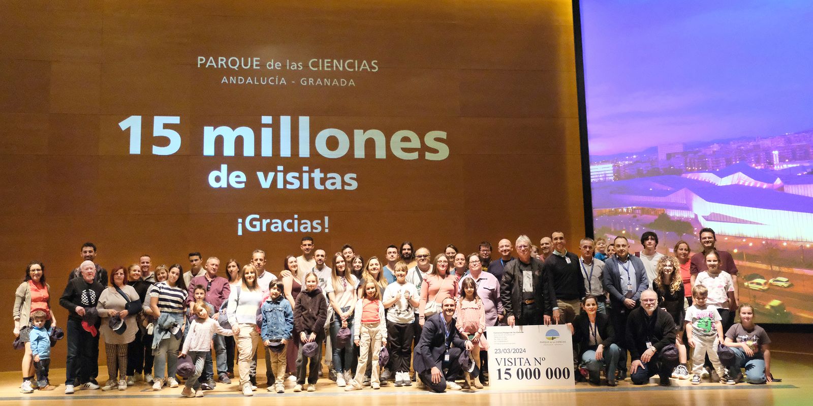 Imagen del grupo de visitantes del Parque de las Ciencias que ha servido para celebrar el visitante 15 millones