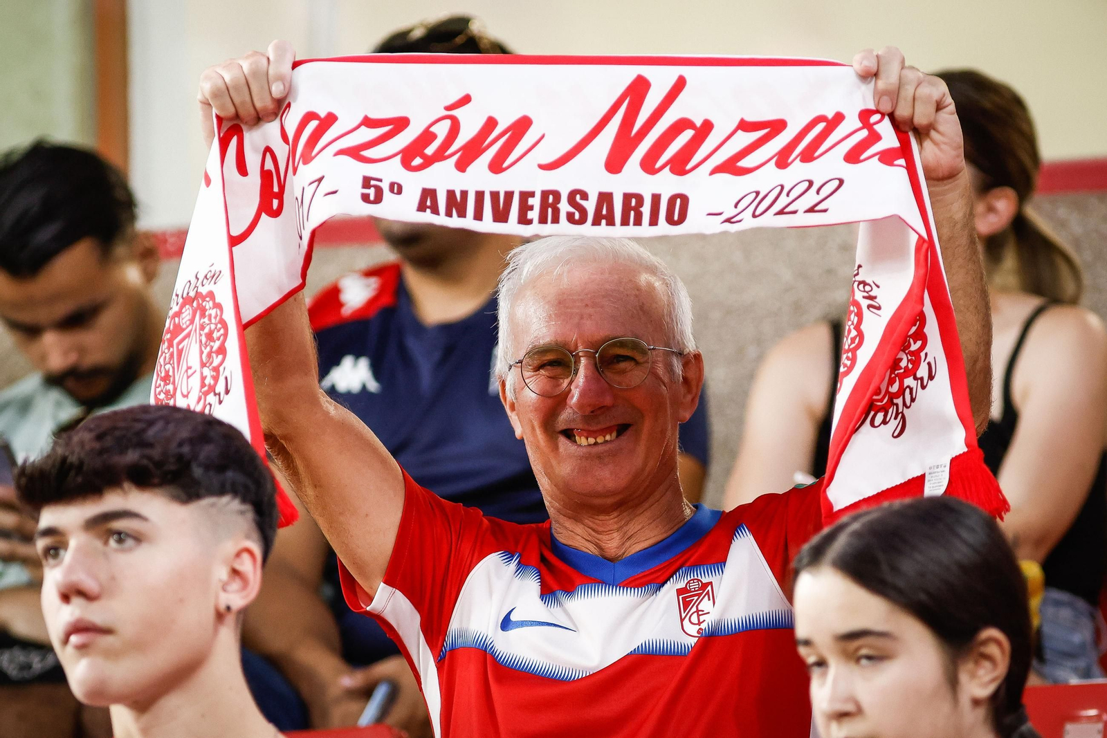 Encuéntrate en la grada de Los Cármenes y en el recibimiento al Granada CF