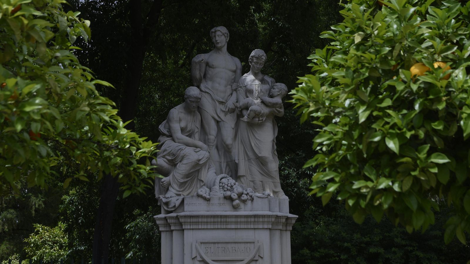 Uno de los grupos escultóricos de la Glorieta de Covadonga.