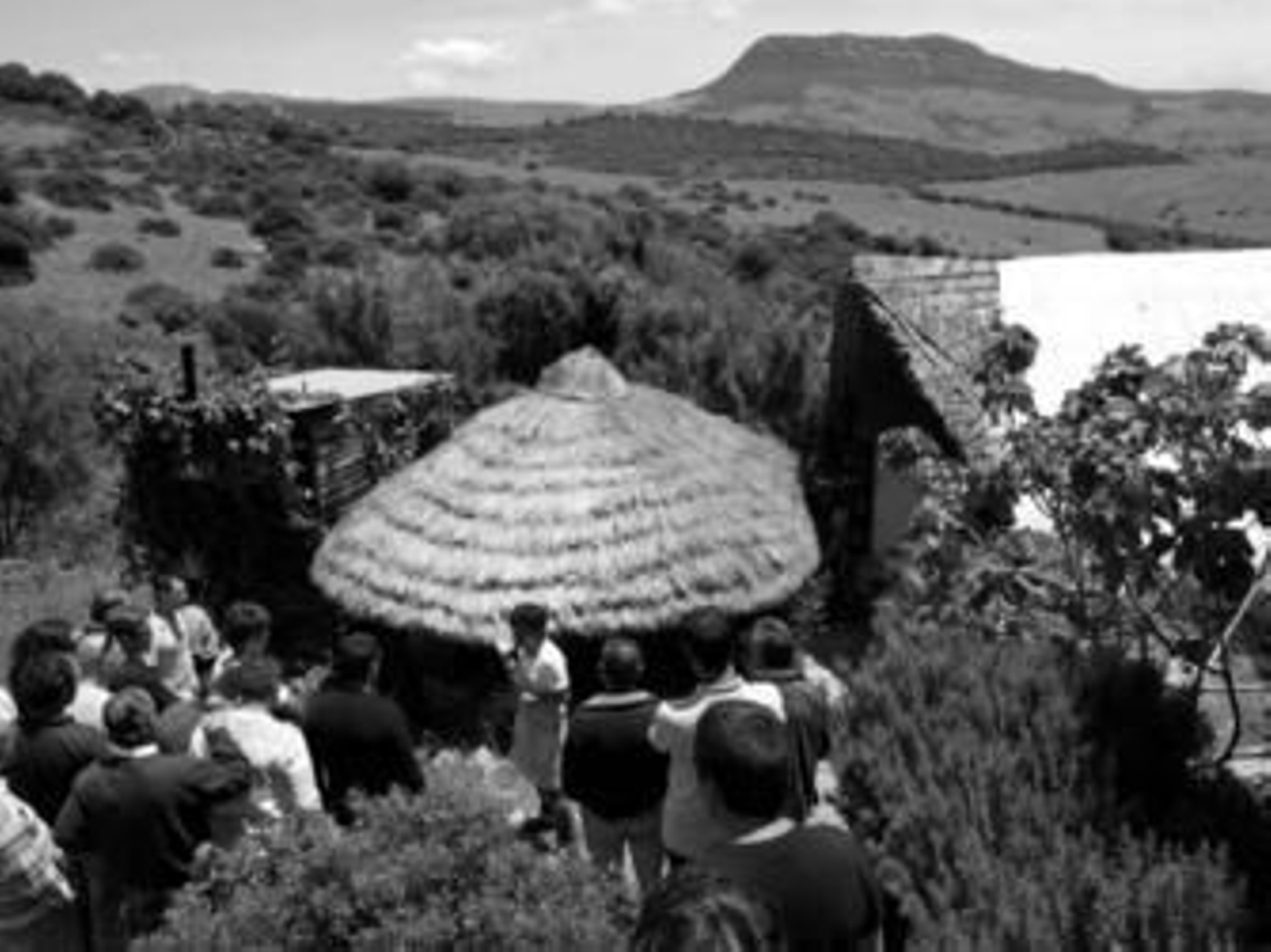 Una integrante de La Zimbara explica a los miembros de Montenegral cómo se construye una finca ecológica.