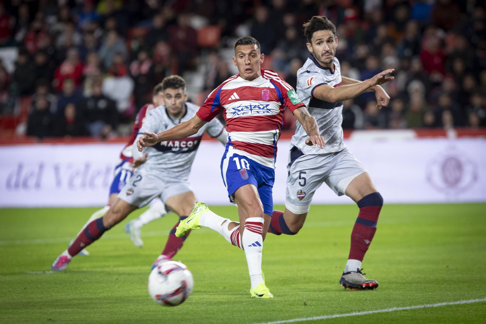 Uzuni se dispone a rematar un centro.