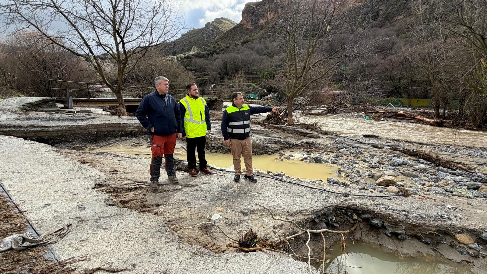Eduardo Martos, y alcalde de Quéntar, Francisco José Martín evaluan los daños
