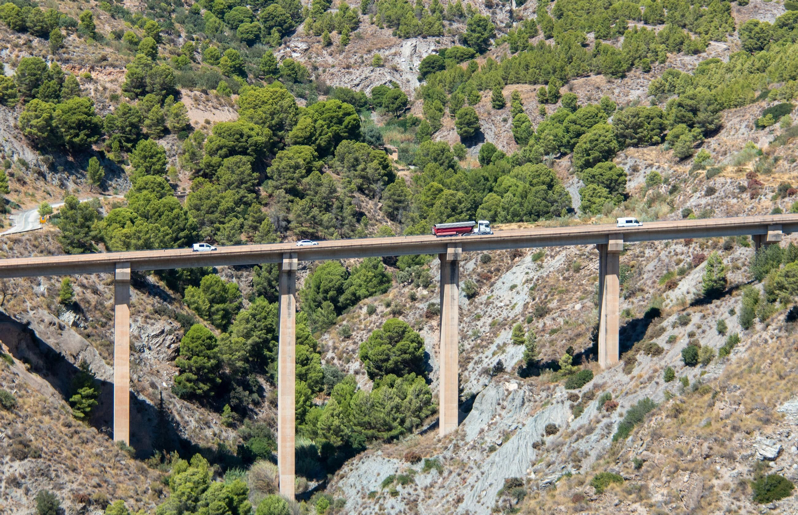 Varios vehículos circulan por la N-323 tras el corte de la A-44 a su paso por Rules