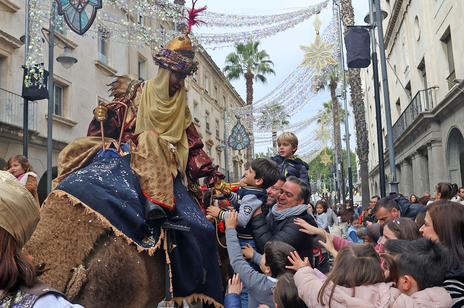 Imágenes del recorrido en camello de los Reyes Magos acompañados de la Estrella de la Ilusión y del Heraldo Real