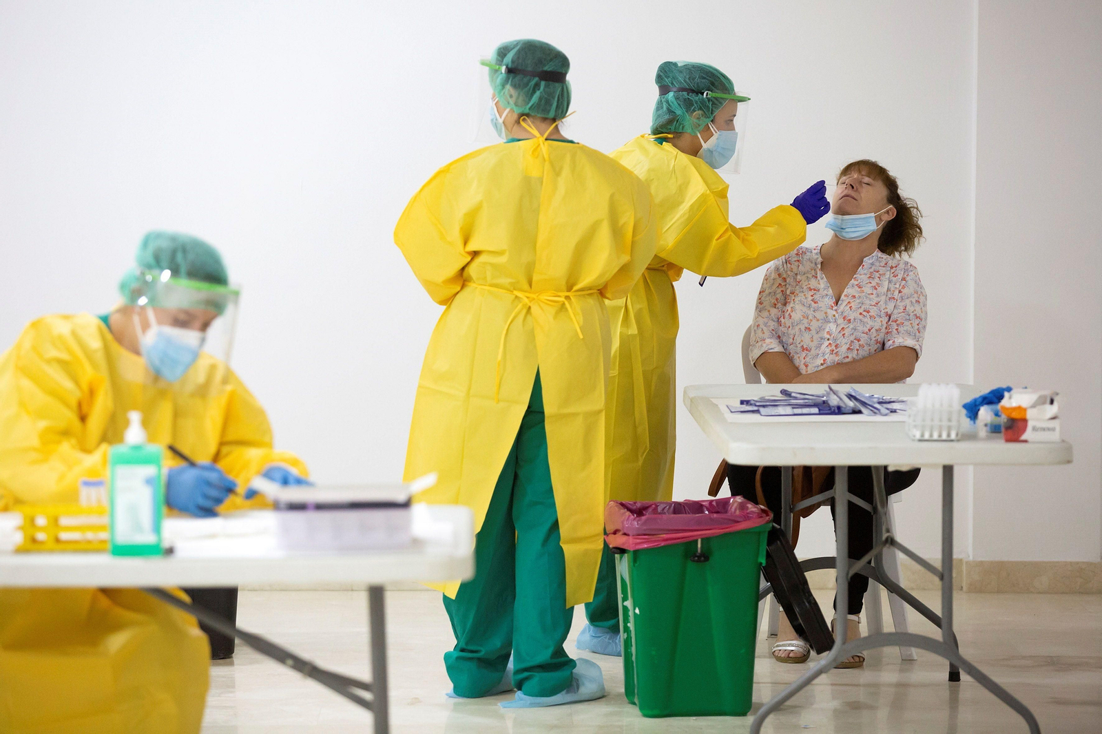 Sanitarios toman muestras a una vecina de Villanueva de la Concepción