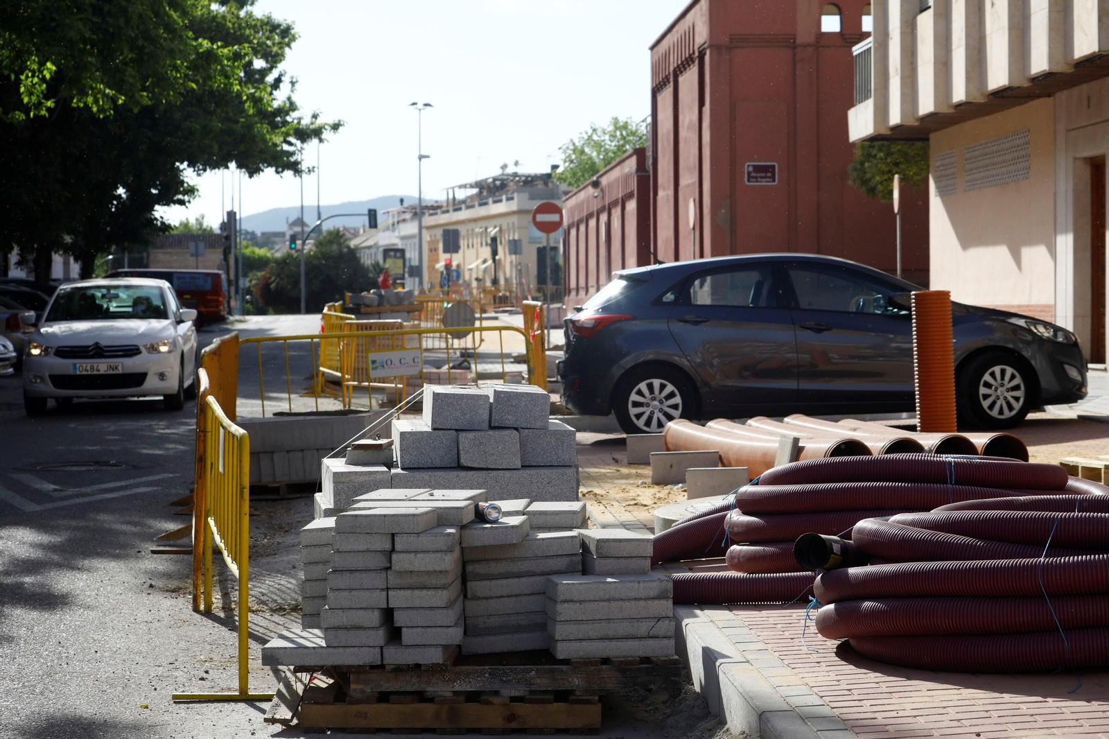 Los materiales se quedan en la acera tras la retirada de las máquinas.