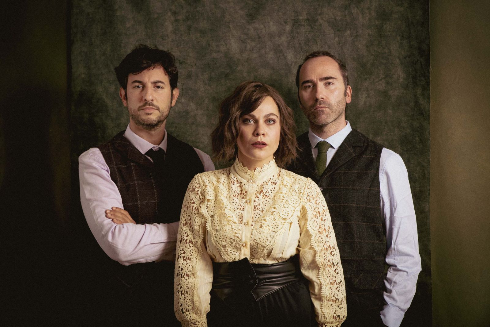 La puesta en escena juega con el realismo y el simbolismo.