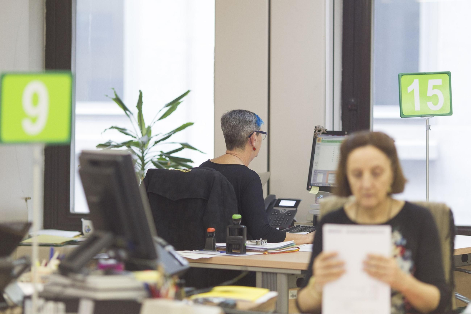 Funcionarios en una oficina de empleo.