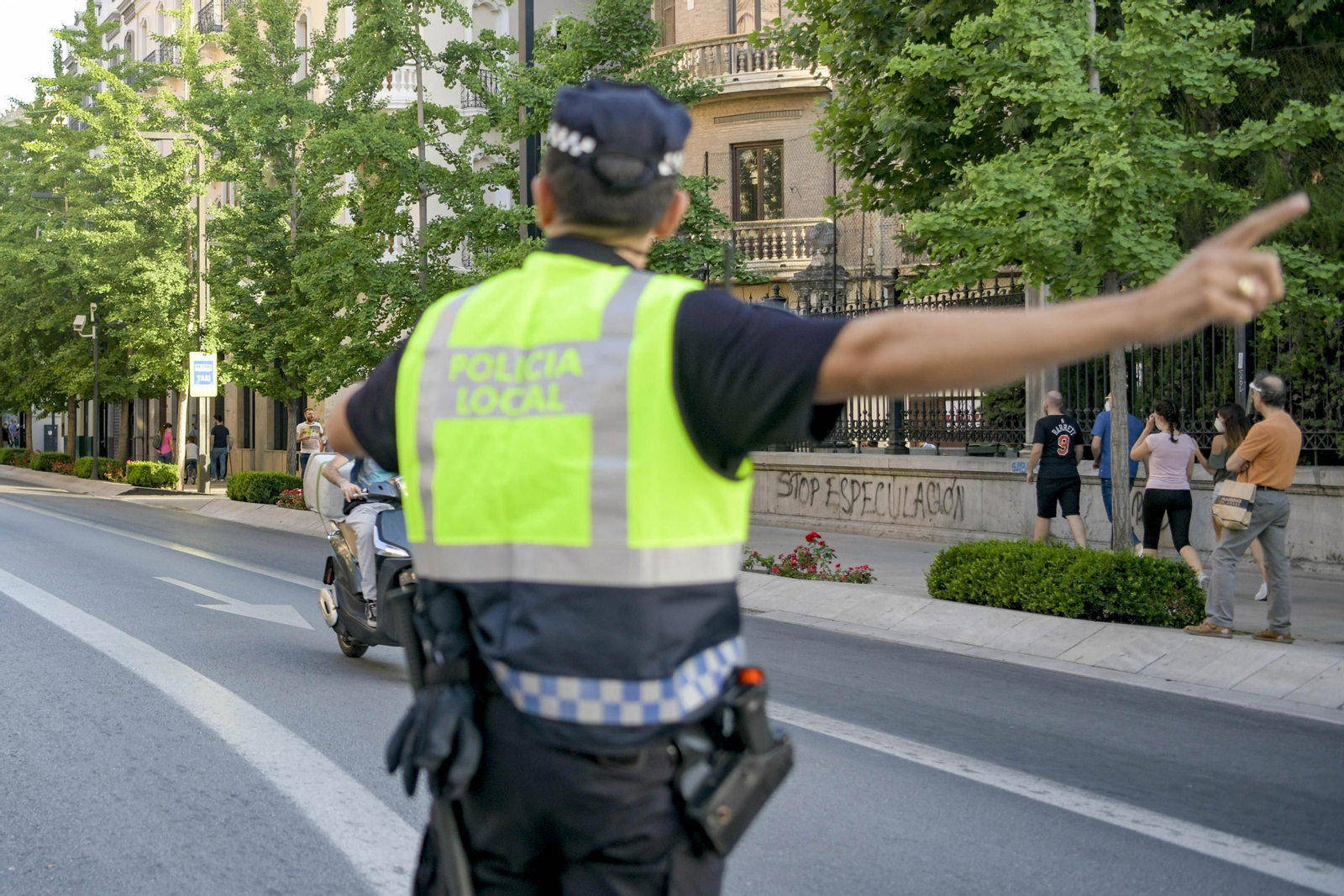 Imagen de archivo de un agente de la Policía Local controlando el tráfico.