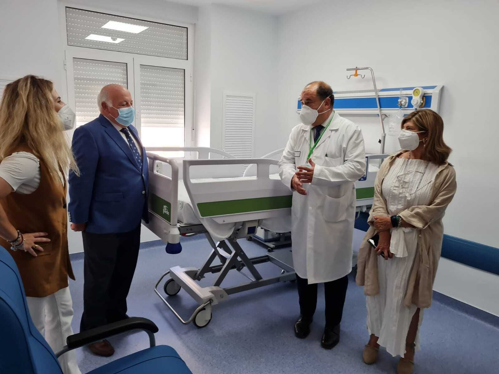 El consejero de Salud durante su visita a la sexta planta del Puerta del Mar ya reformada.