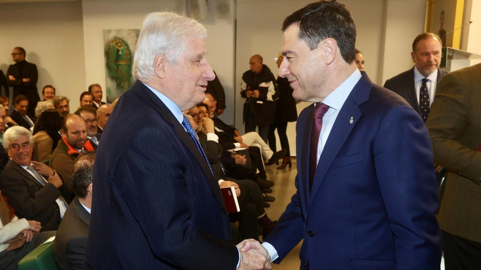 Saludo entre el duque de Alba y Juanma Moreno.