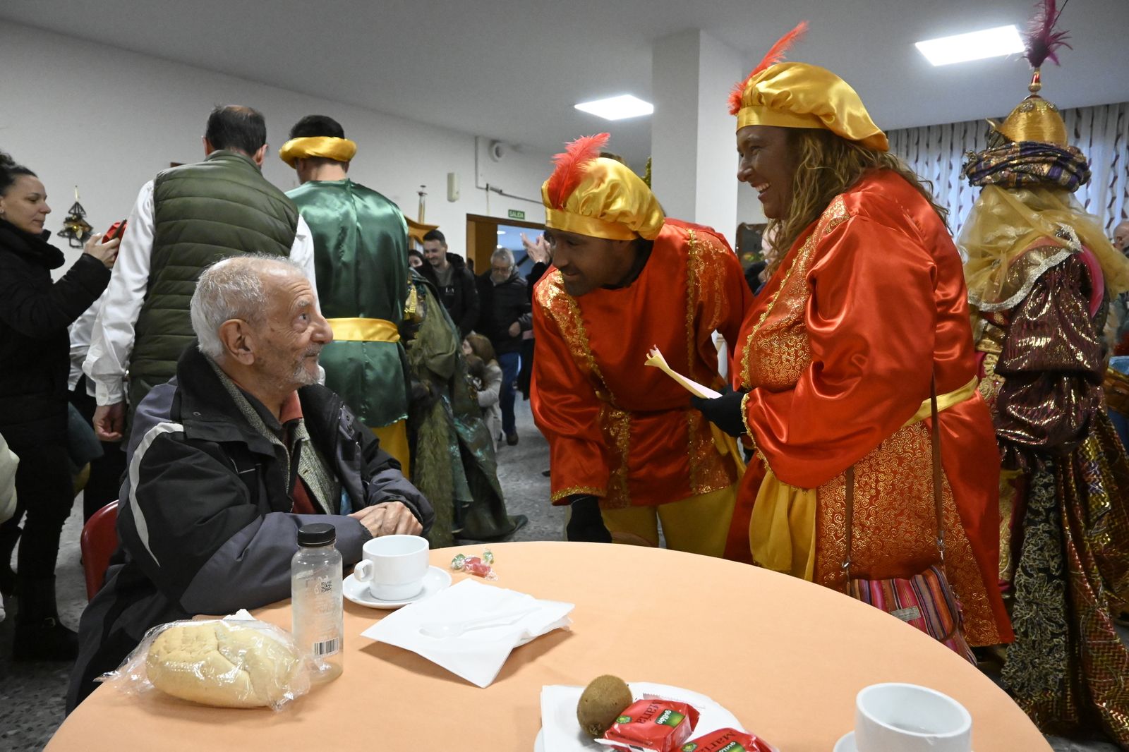 Visita de los Reyes Magos a los ancianos de los asilos de Huelva, en imágenes