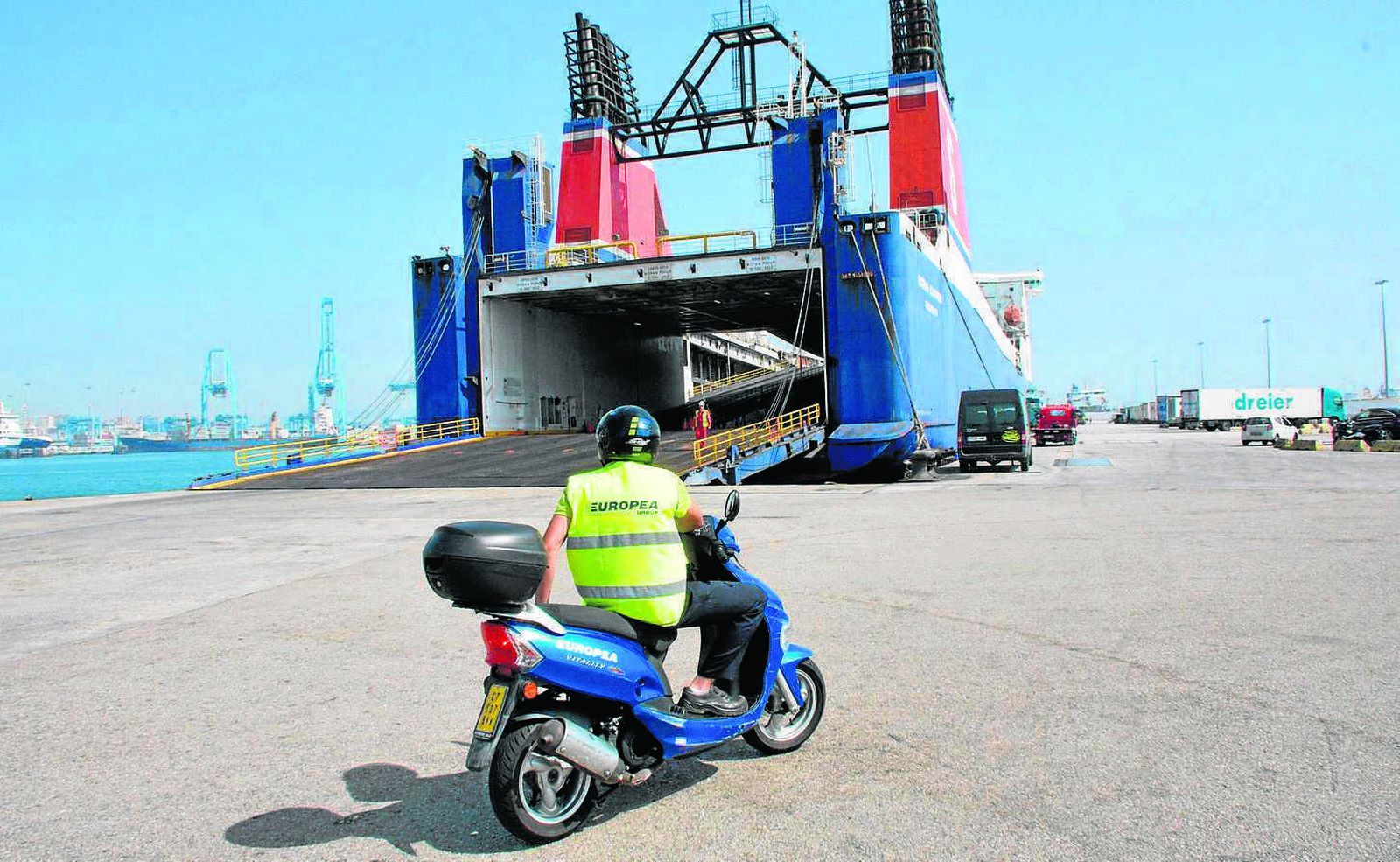Operario en el muelle.