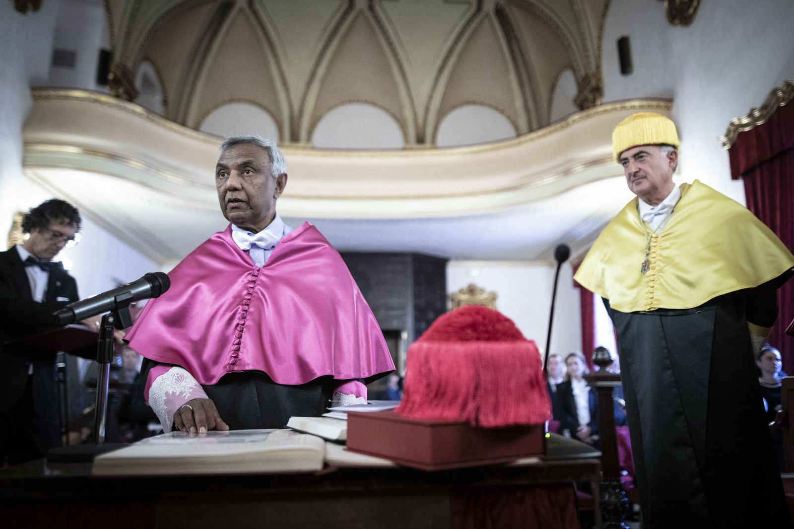 Así se ha convertido Saman Warnakulasuriya en Doctor Honoris Causa por la Universidad de Granada