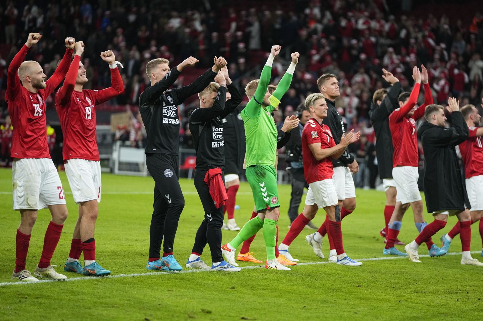 Los jugadores de Dinamarca celebran su triunfo en Copenhague.