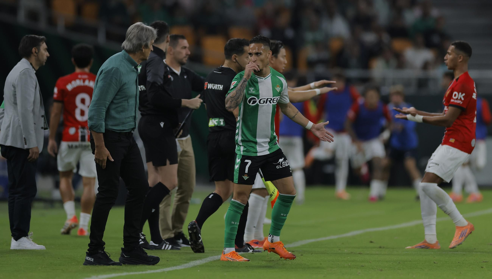 Antony dialoga con Pellegrini en la banda.