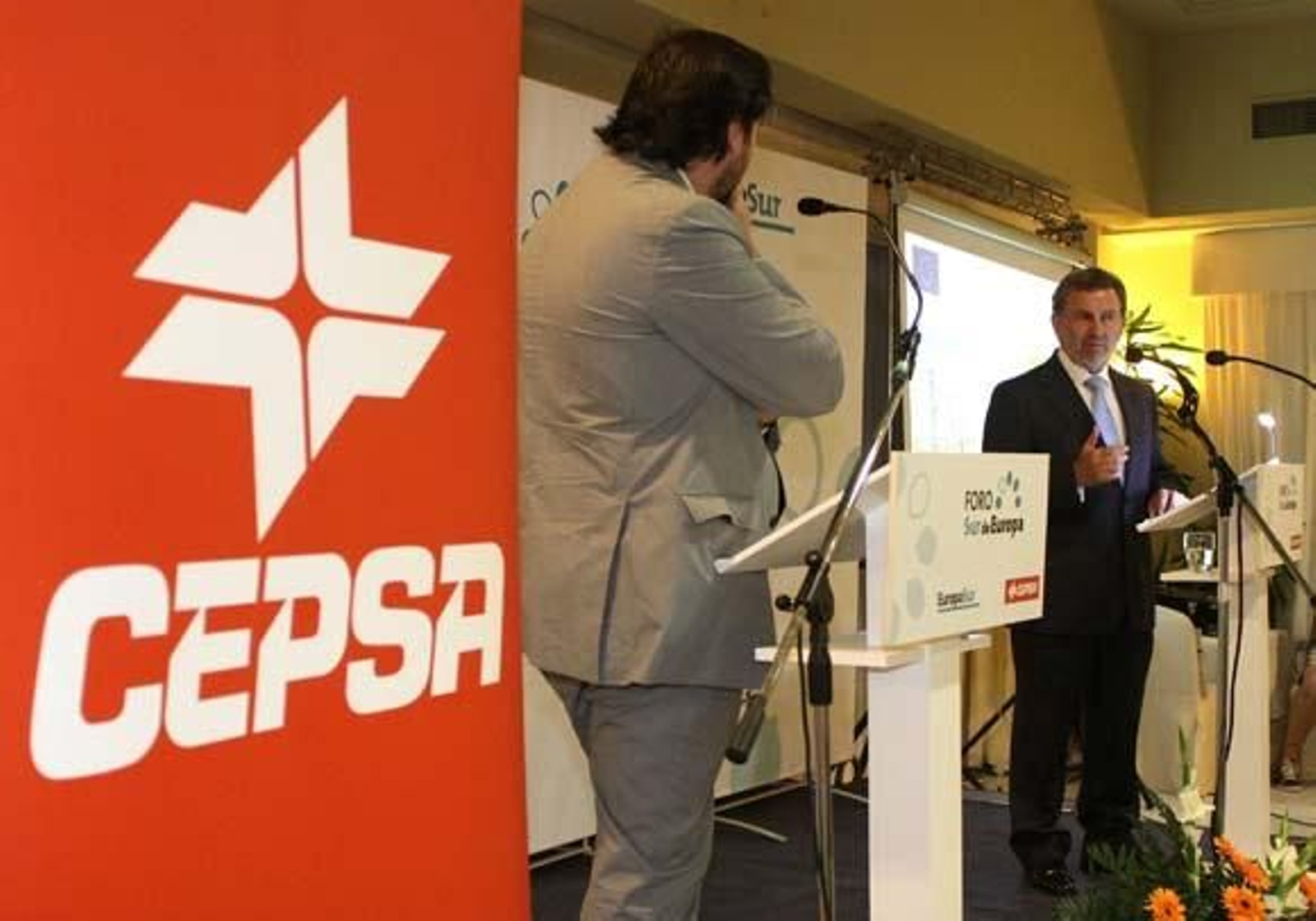 El director de 'Europa Sur', Alberto Grimaldi, fue el encargado de trasladar las preguntas al presidente de ADIF, Antonio González.

Foto: Vanessa Perez