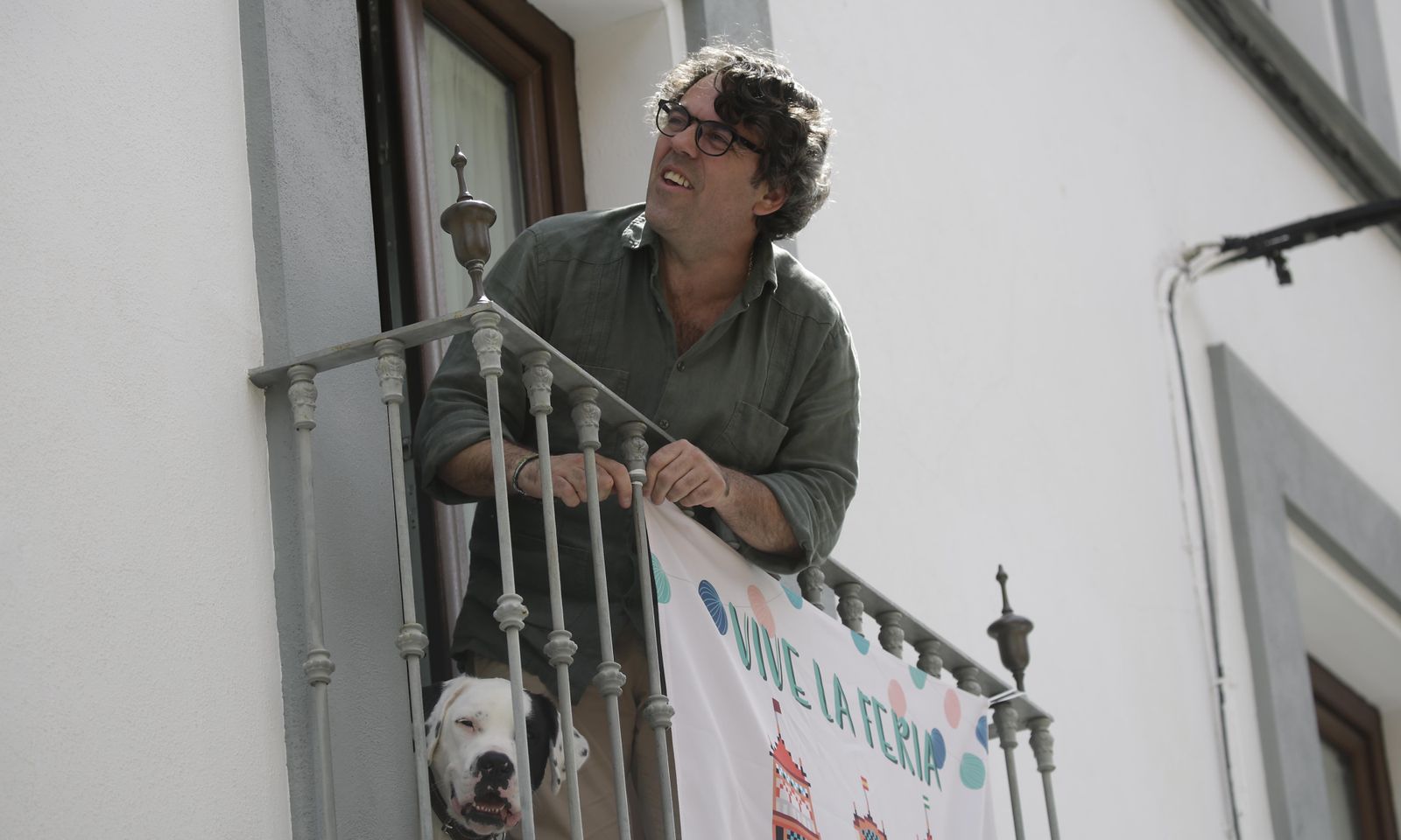 Mantones y farolillos en los balcones