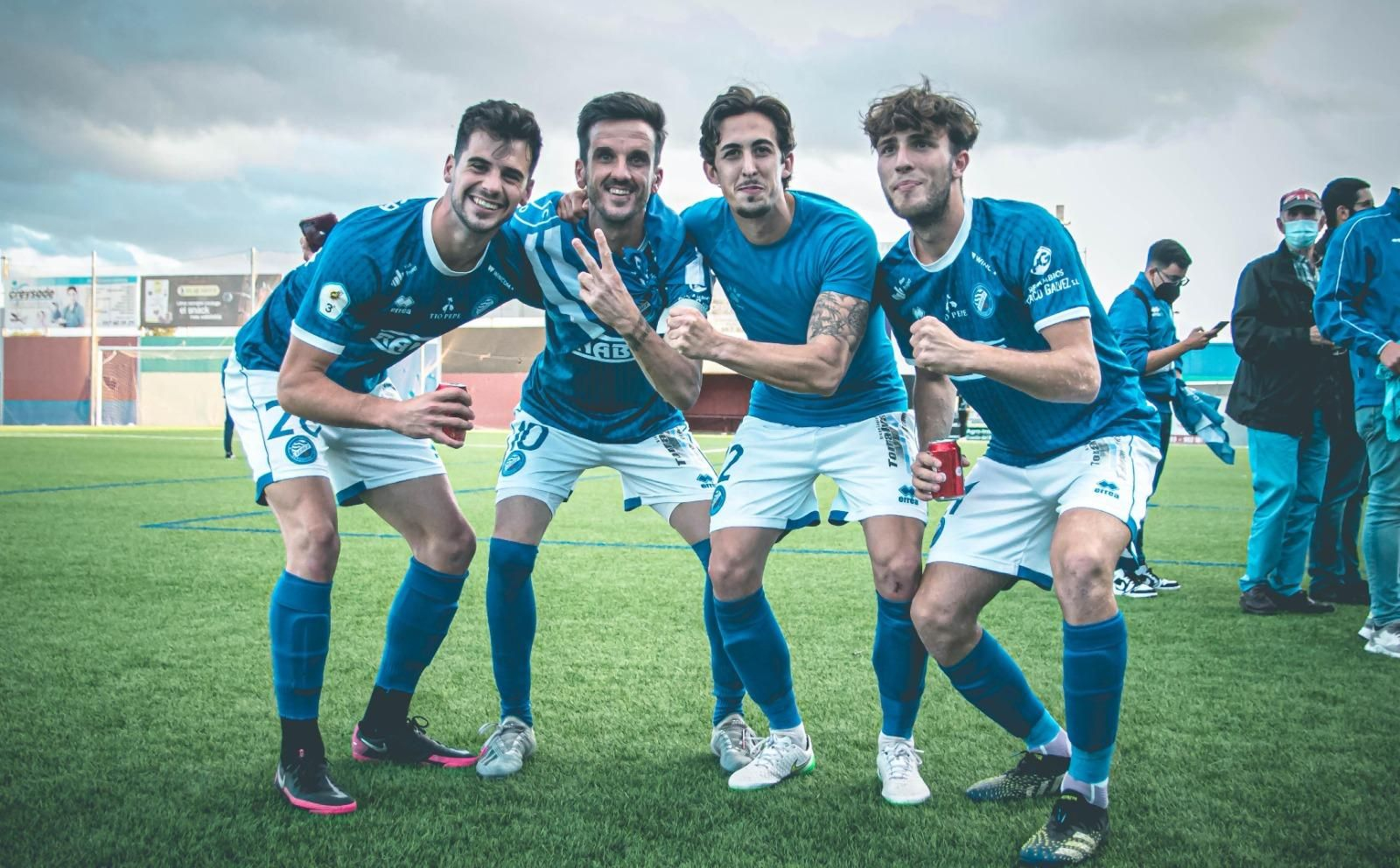 Celebrando el ascenso en Puente Genil con Rivelott, Bello y Baeza.