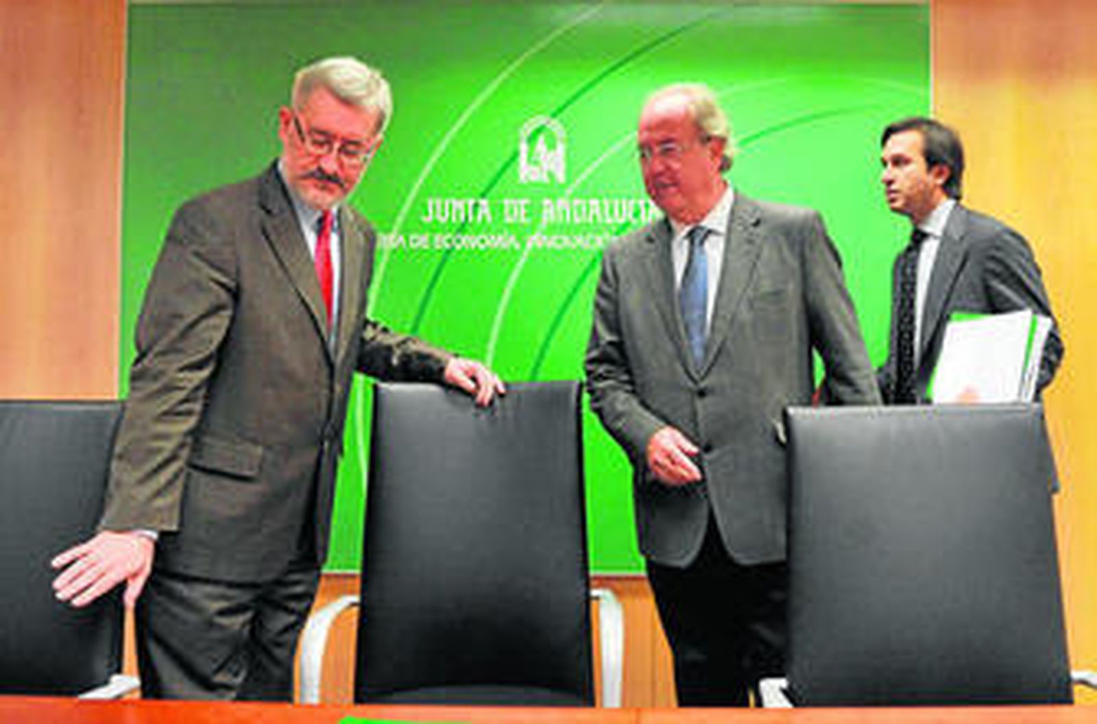 Antonio Ávila, Mariano Barroso, y Juan María González, ayer tras la reunión en la Consejería de Economía.