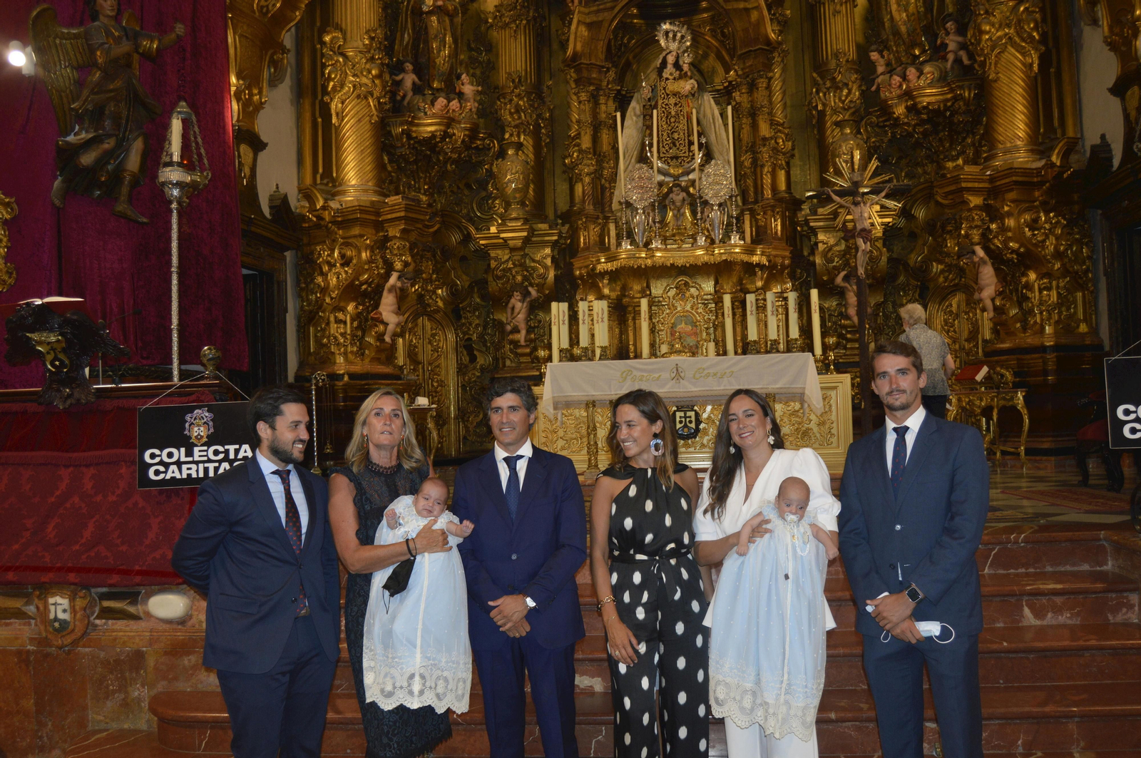 Los  bautizados, junto a sus padres y padrinos, José Millán y María Yrayzoz, y Begoña Goenechea, Juan Yrayzoz, Álvaro Millán y Margarita Millán.
