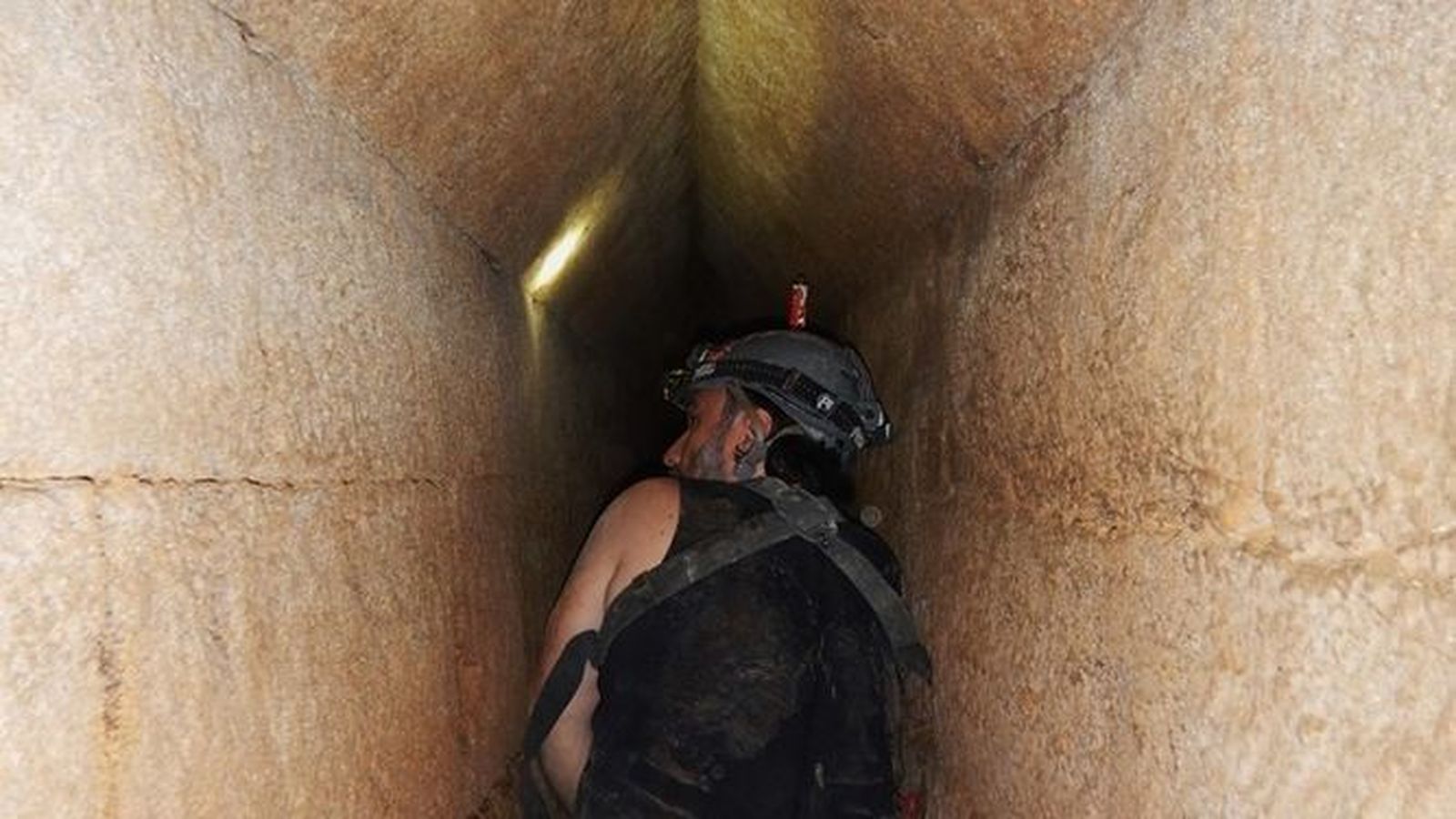 Un arqueólogo dentro de la nueva galería.