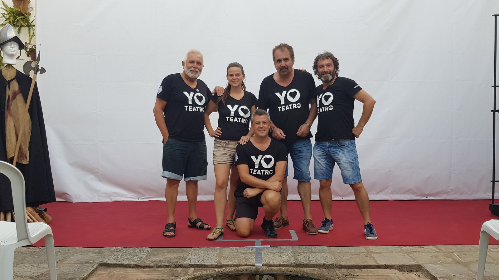 El elenco de la obra y su autor.