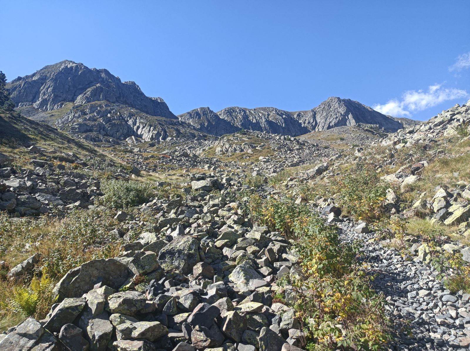 La subida final presenta zonas con muchas rocas.