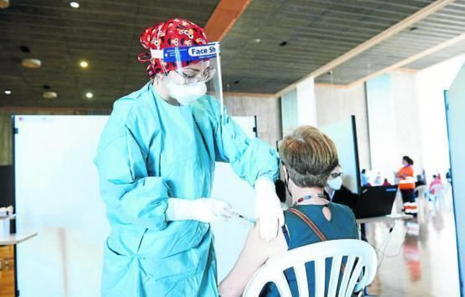 Una mujer ayer durante la campaña de vacunación en el Palacio de Exposiciones y Congreso de Santander. Una mujer ayer durante la campaña de vacunación en el Palacio de Exposiciones y Congreso de Santander.