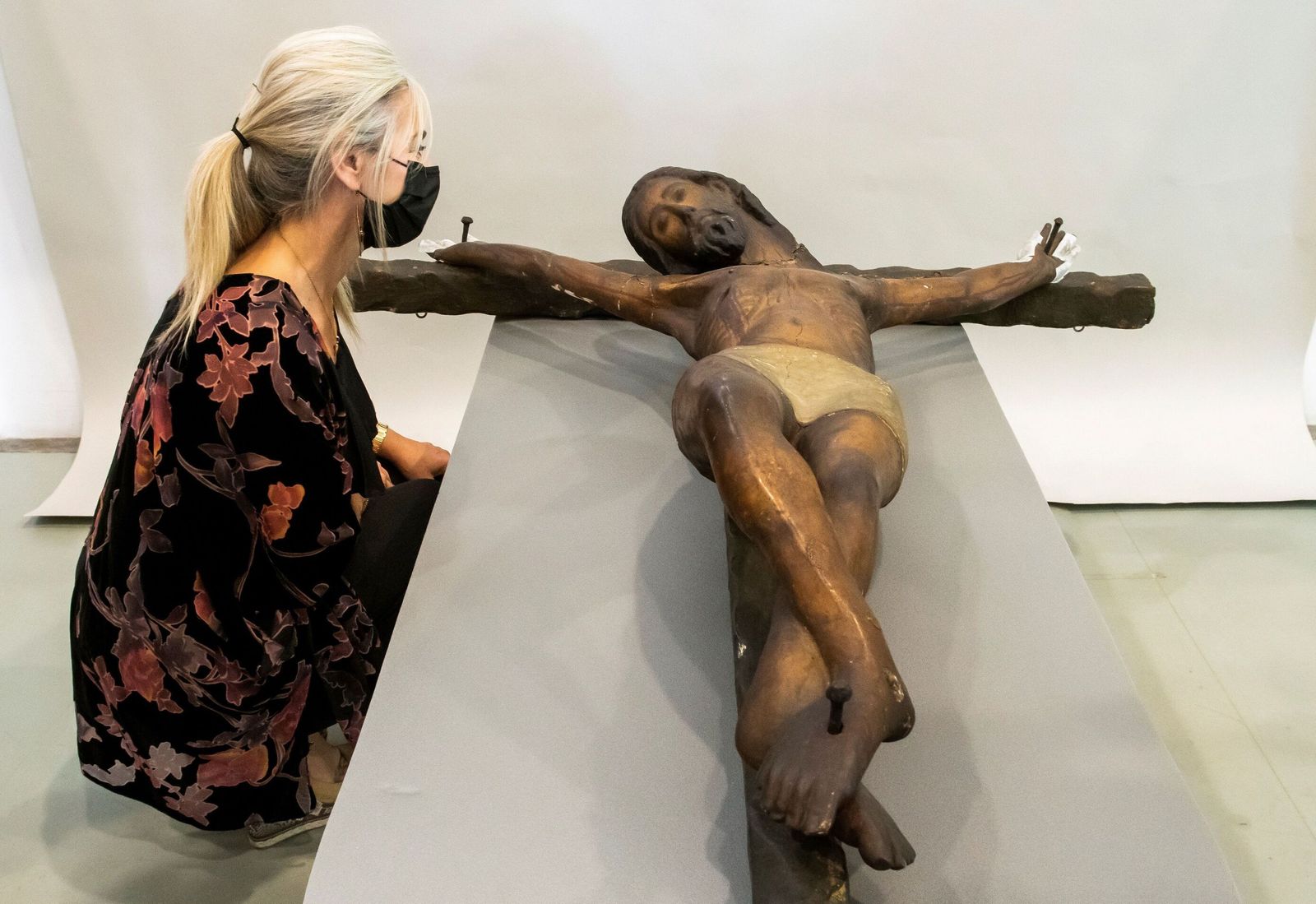 Patricia del Pozo visitando este verano los talleres del IAPH