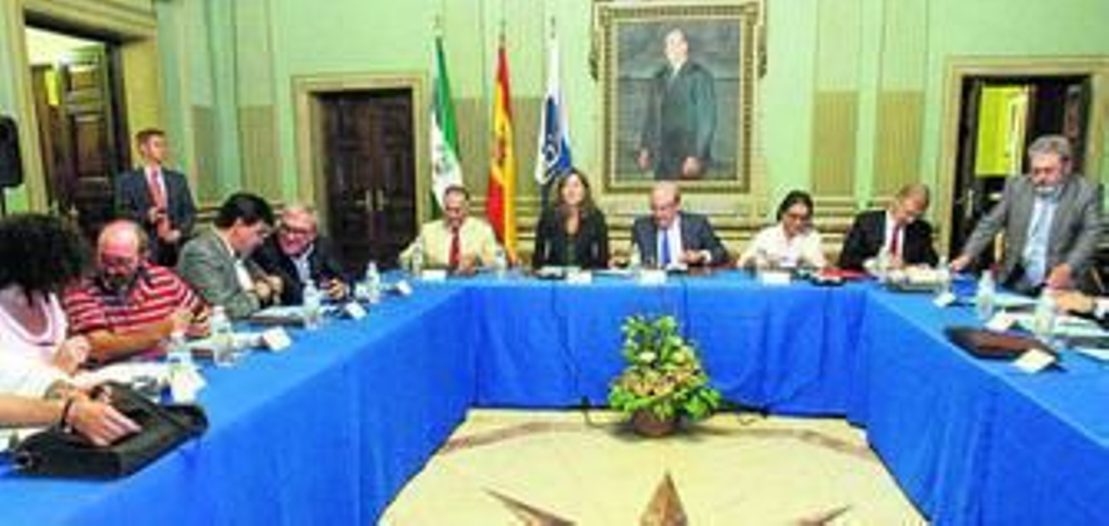 Parte de los integrantes de la mesa de los fosfoyesos, ayer, en el salón de plenos del Ayuntamiento onubense.