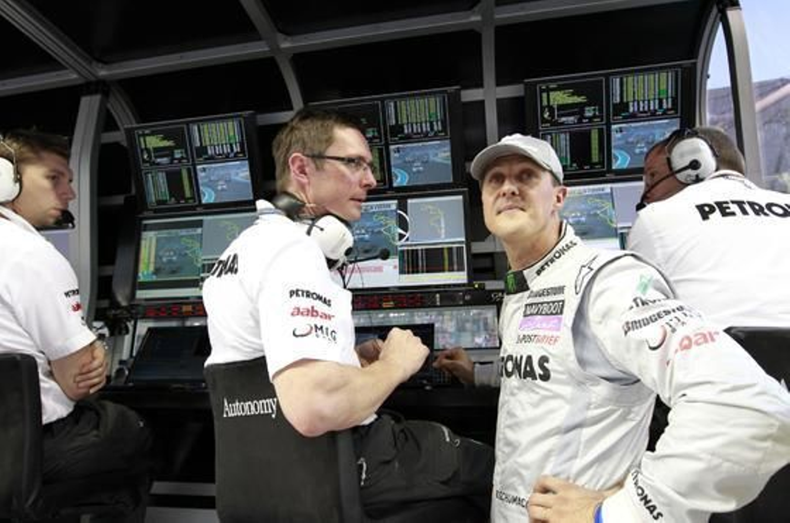 Michael Schumacher sigue la carrera desde el muro de Mercedes tras su accidente.

Foto: Reuters
