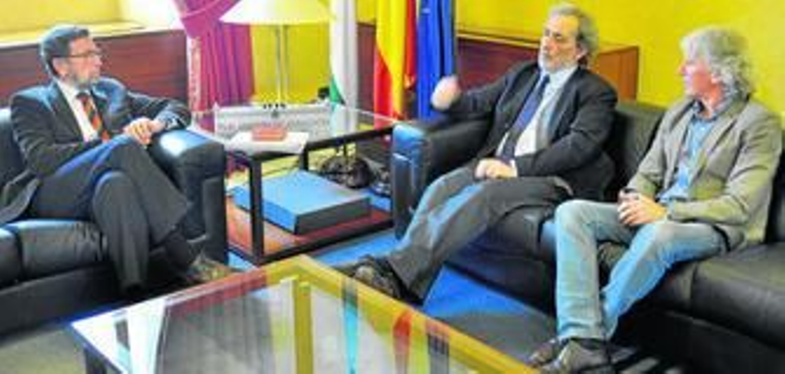 El Defensor del Pueblo Andaluz, José Chamizo, en el centro y el resposable del área de Salud de esta oficina, Luis Pizarro, presentan el informe de salud mental en la Cámara.