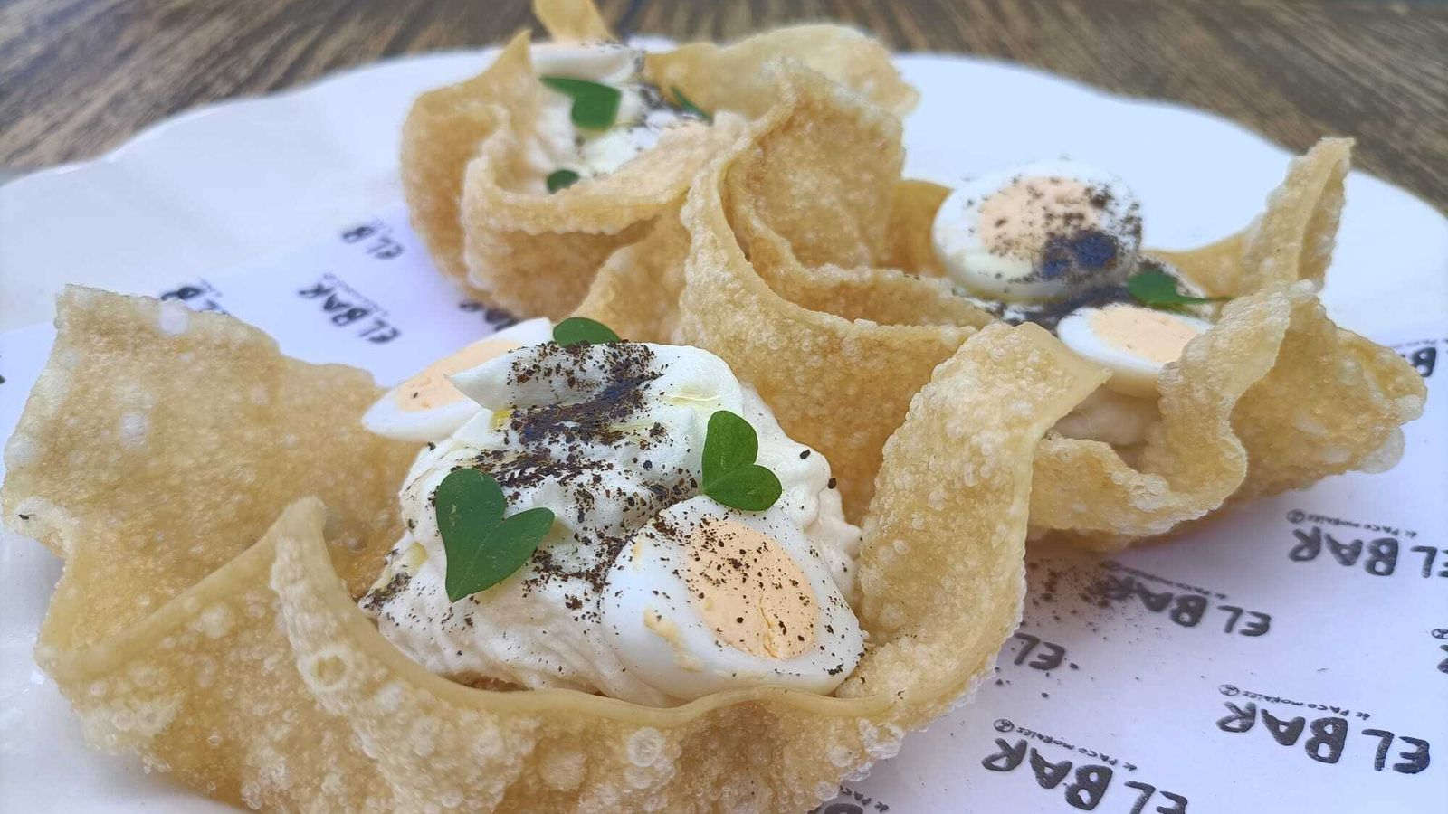 Canapé de brandada de bacalao, huevo de codorniz y aceite picual y Alhambra Lager Singular