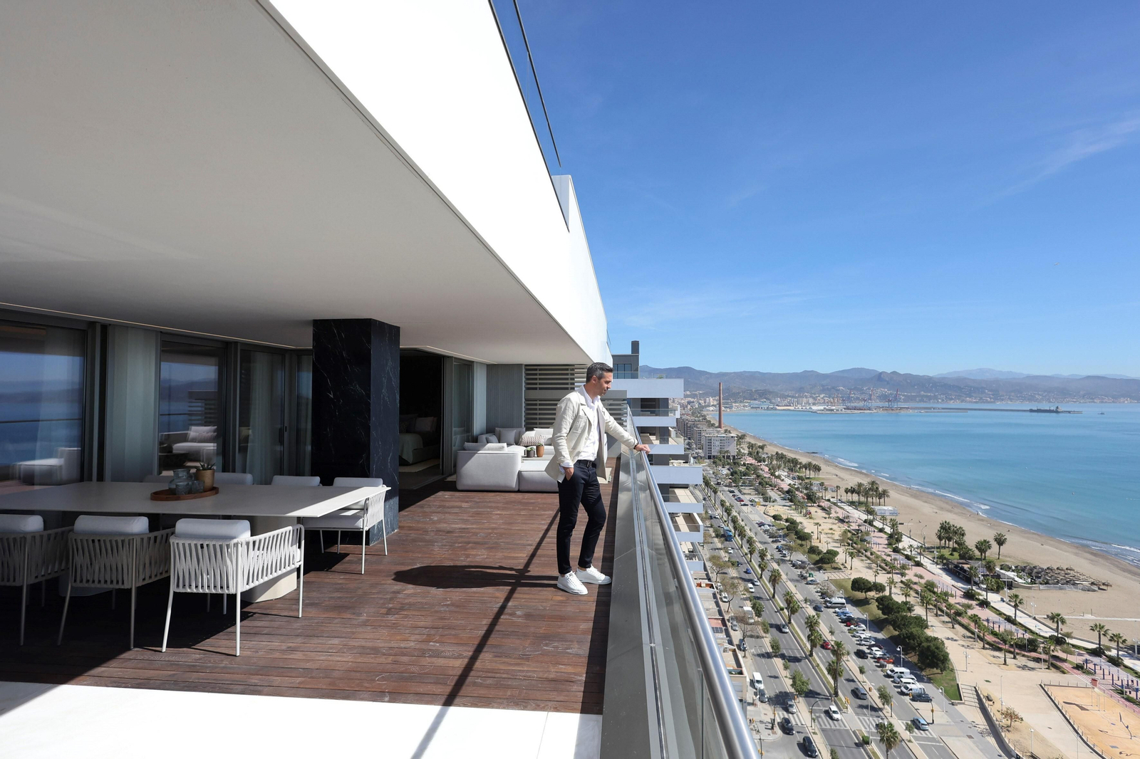 Así son los pisos de lujo de las torres de Sierra Blanca en Málaga, en fotos