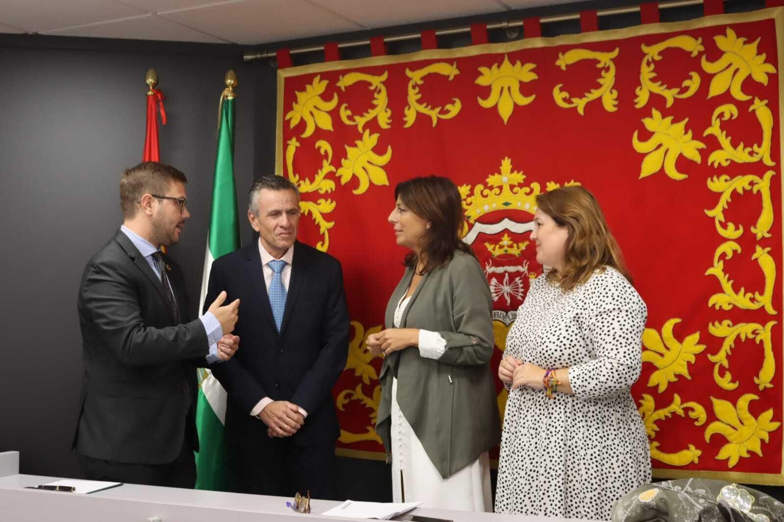 Responsables de la UNED y del Ayuntamiento de Ronda tras la firma del convenio.