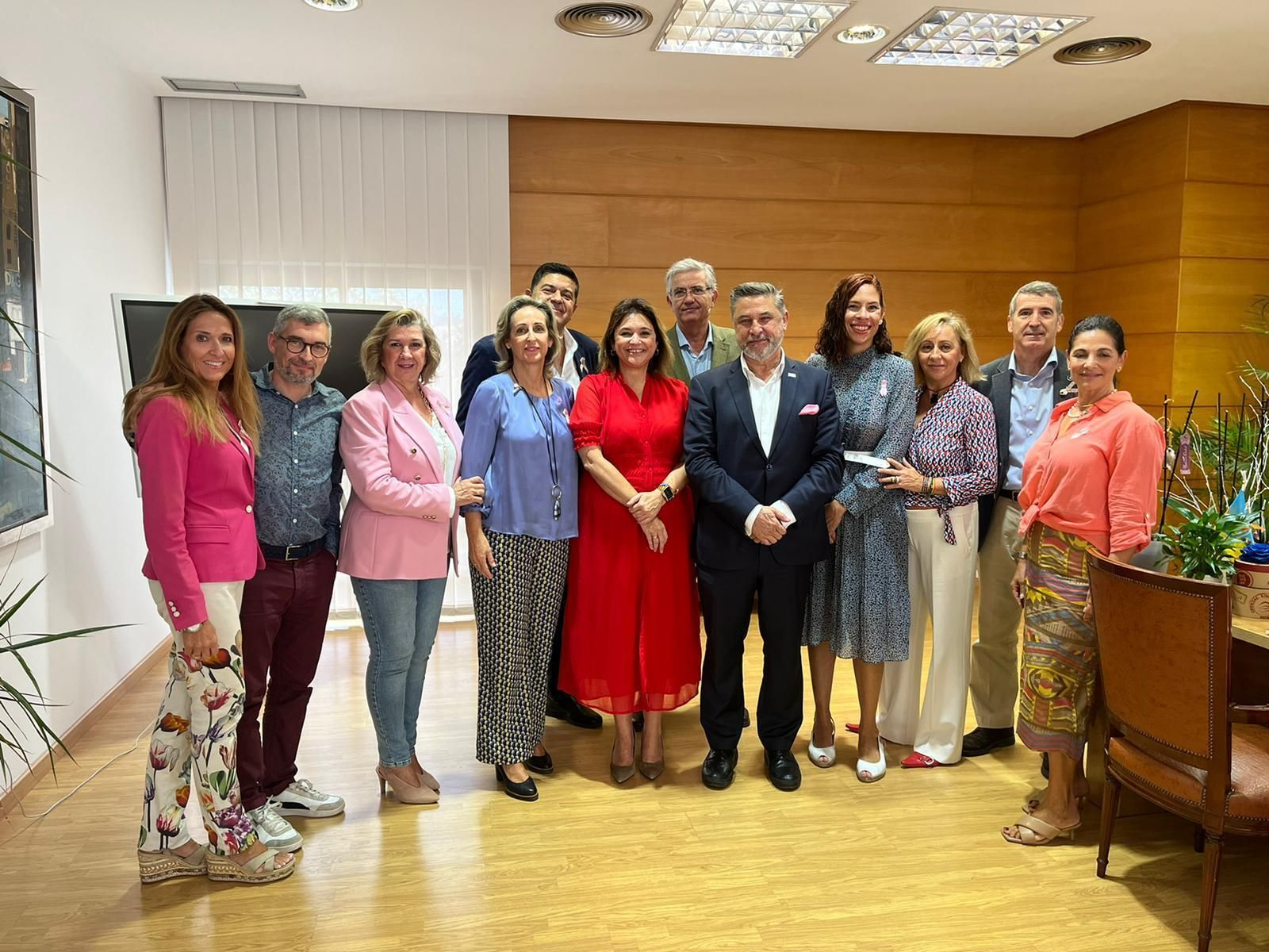 La firma del contrato de cesión entre el Ayuntamiento y la AECC.