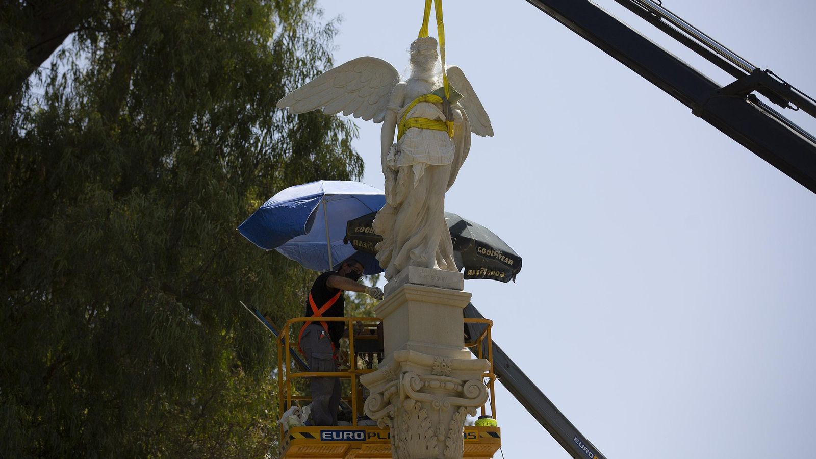 Los trabajos de instalación de las esculturas.