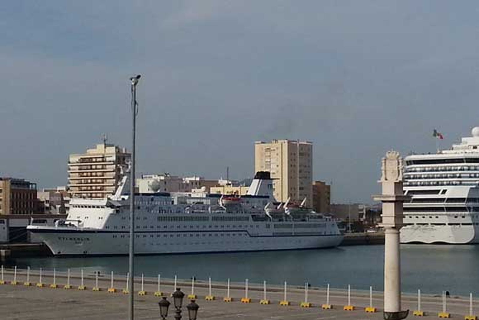 El crucero 'FTI Berlín' atraca en el puerto de Cádiz por una avería