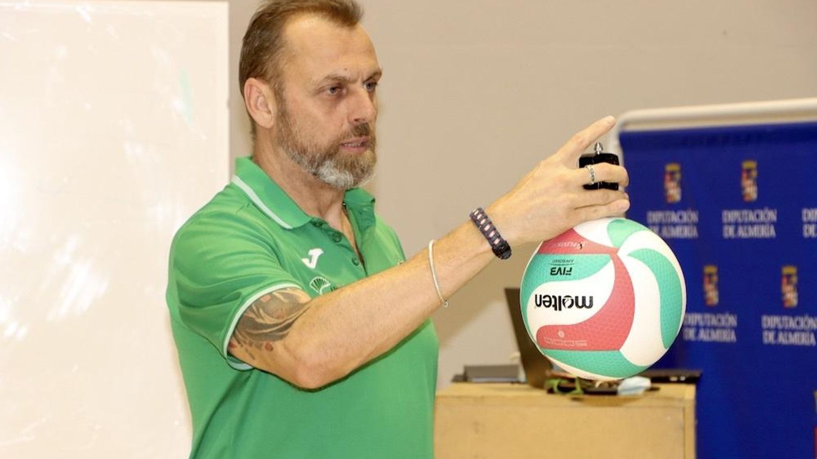 Charly Carreño dando instrucciones en un entrenamiento de Unicaja Almería